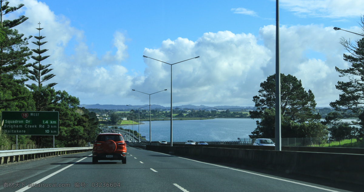 奥克兰 高速路 风光 天空 蓝天 白云 远山 大海 海水 绿树 隔离带 护栏 车辆 新西兰风光 旅游摄影 国外旅游