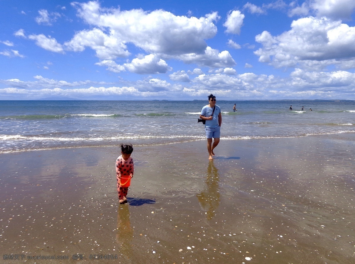 新西兰 海滨 风景 蓝天 白云 云朵 大海 海水 海浪 海滩 父女 戏水 倒影 风光 旅游摄影 国外旅游