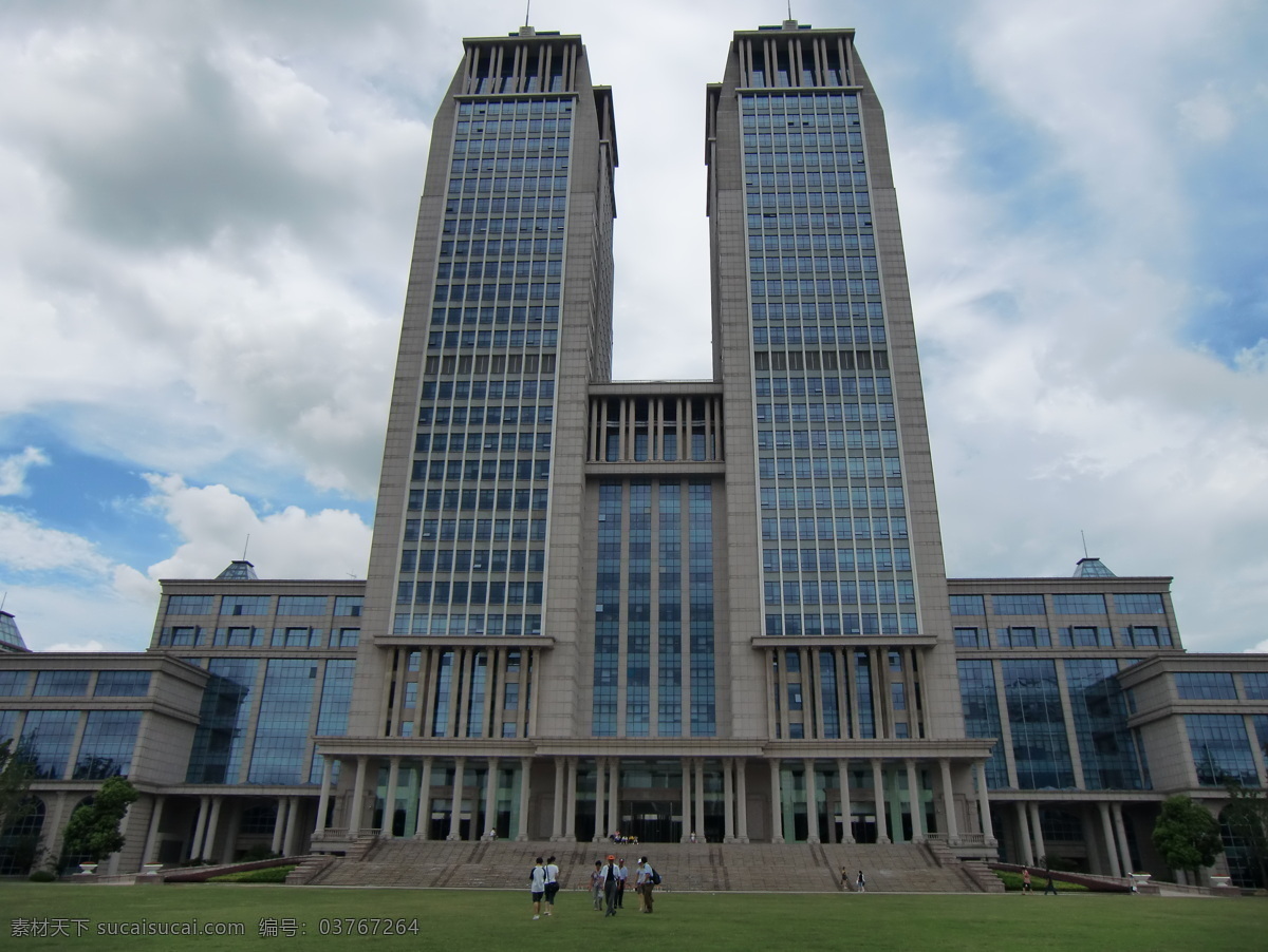 上海 复旦大学 光华楼 双幢连接 姊妹楼 超高层建筑 标志性建筑 宏伟气派 广场 草坪 学生 蓝天白云 校园 景观 旅游风光摄影 上海風光 旅游摄影 国内旅游