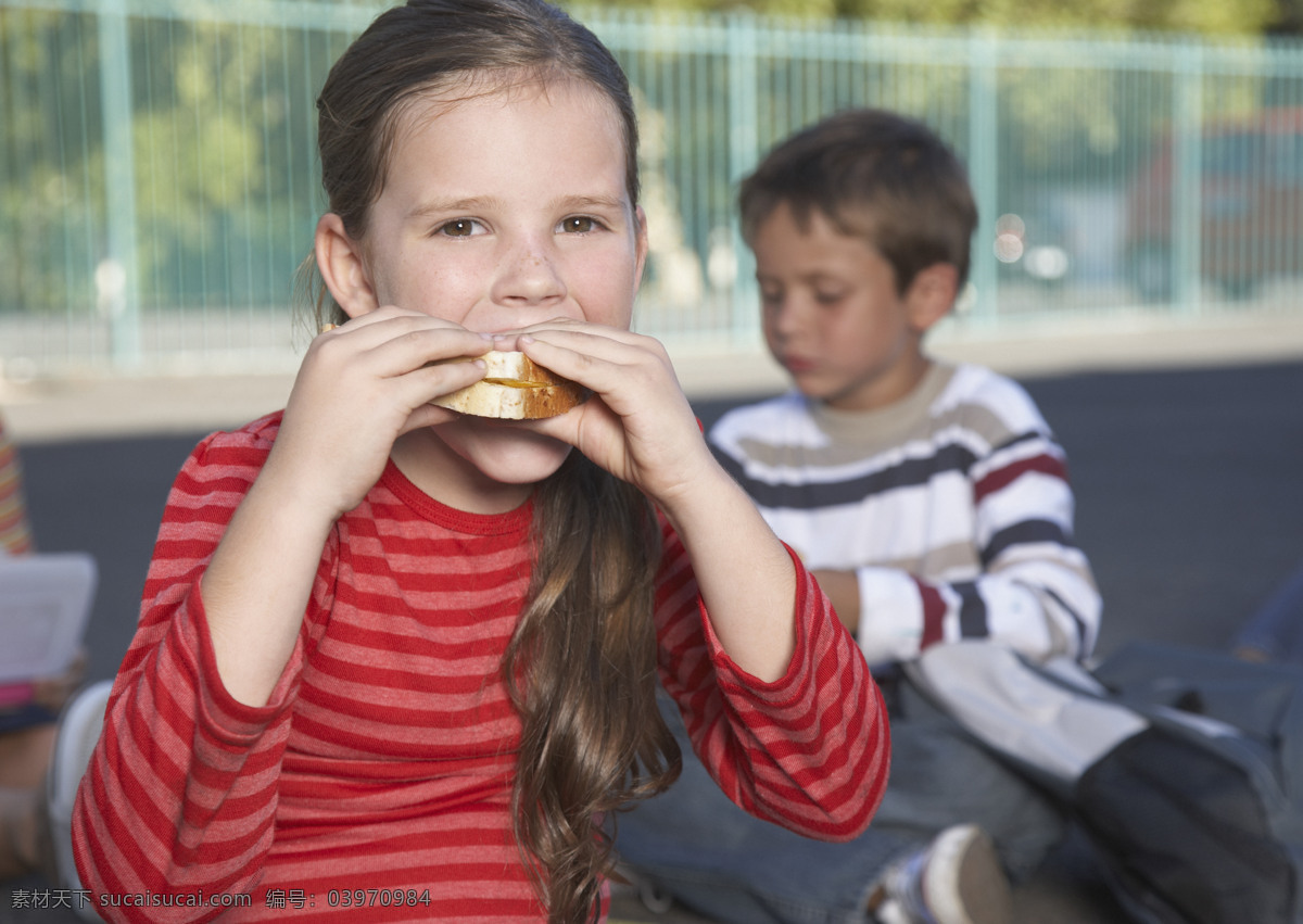 吃 面包 女孩 吃面包 吃饭 外国学生 学生 学习 学校 儿童图片 人物图片