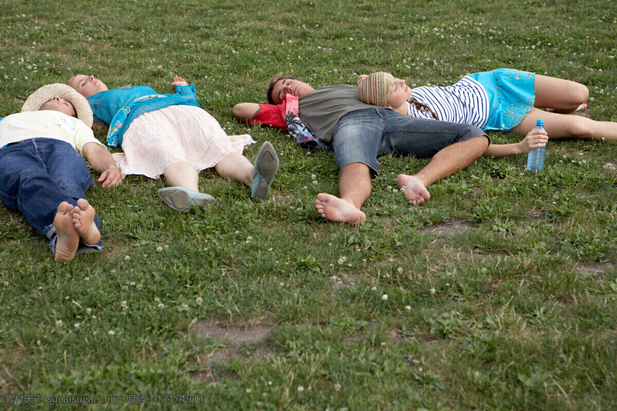 草地 上 人 休息 休闲 睡觉 草坪 情侣 慵懒 劳累 疲劳 闲散 男孩 女孩 生活人物 人物图片