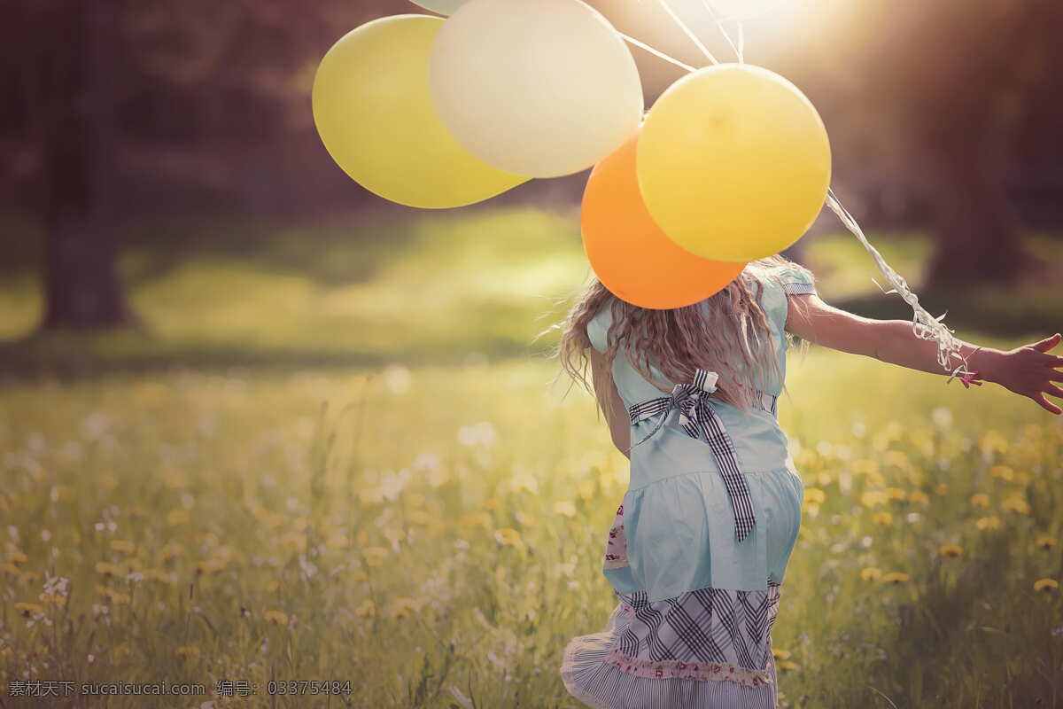 气球 奔跑 女孩 户外 夏季 乐趣 幸福 黄色 生活方式 享受 女性 性格开朗 自由 美丽 微笑 阳光 人物图库 人物摄影