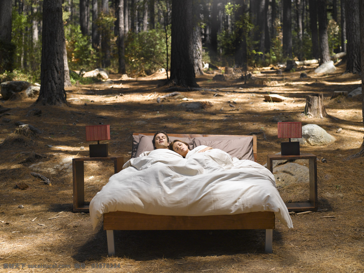 户外居住 床 睡觉 男人 女人 情侣 夫妻 灯饰 小树 森林 石头 自然 享受 创意 生活素材 生活百科