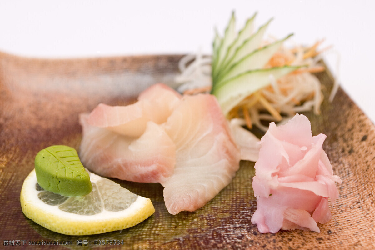 红笛鲷刺身 刺身 红笛鲷 鱼生 芥末 日本 小黄瓜 腌生姜 盘子 生鱼片 柠檬片 海鲜 萝卜丝 白萝卜丝 日本美食 餐饮美食