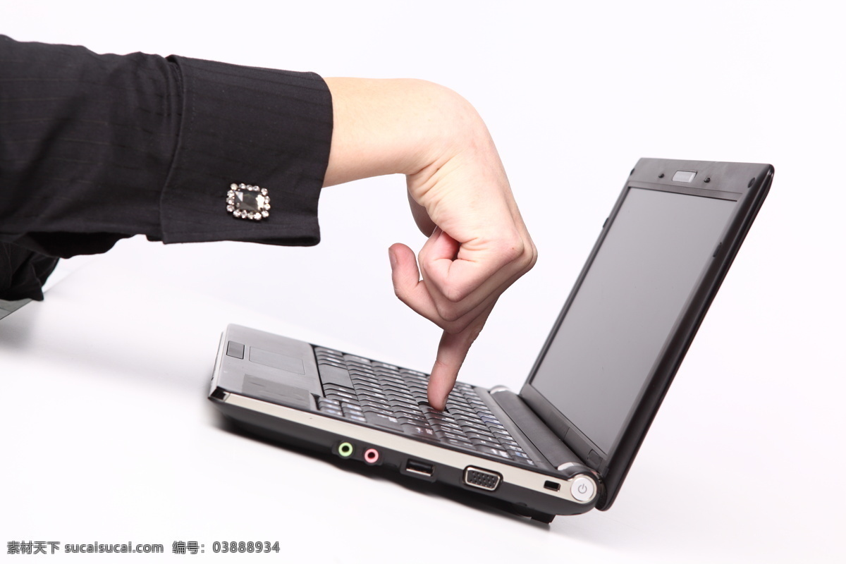 正在 摁 键盘 手指 上网 电脑 笔记本电脑 高科技产品 it产品 手 摁键盘 通讯网络 现代科技