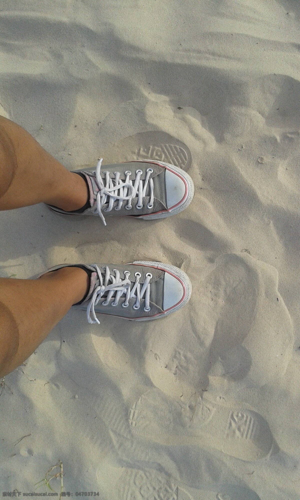 踩 沙滩 上 双脚 海滩 海岸 沙子 细沙