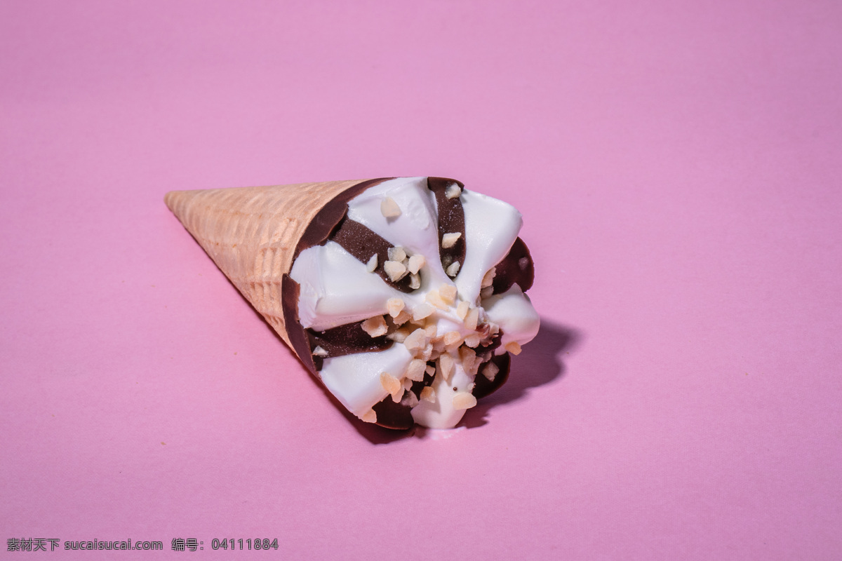 粉色 甜筒 巧克力 冰淇淋 粉色背景 甜品 美食 食物