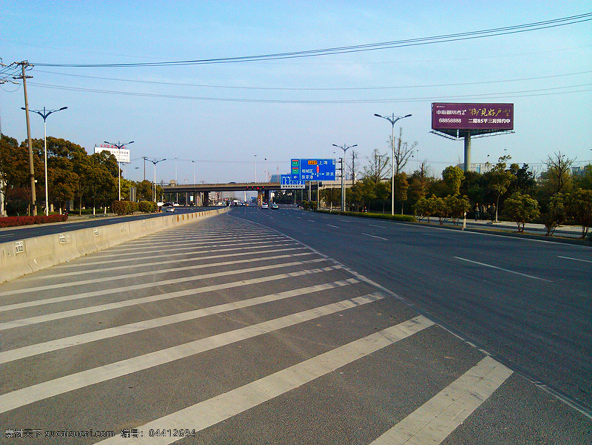 电线杆 风景名胜 广告牌 蓝天白云 路灯 绿树 汽车 桥 斑马线 道路 斑马线的道路 大马路 白天 晴朗 白色线 自然景观 矢量图