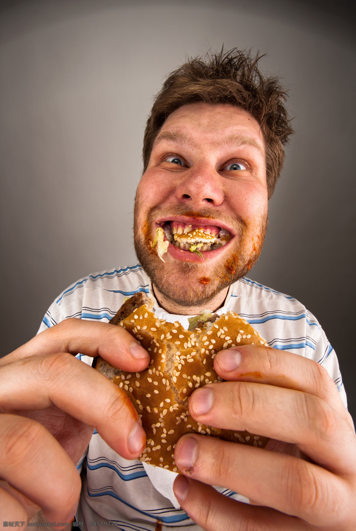 大笑 吃 汉堡 外国人 咆 汉堡包 食物 美食 早餐 吃早餐 吃汉堡包 面包 张大 嘴巴 男人 笑 手握汉堡 生活人物 人物图片