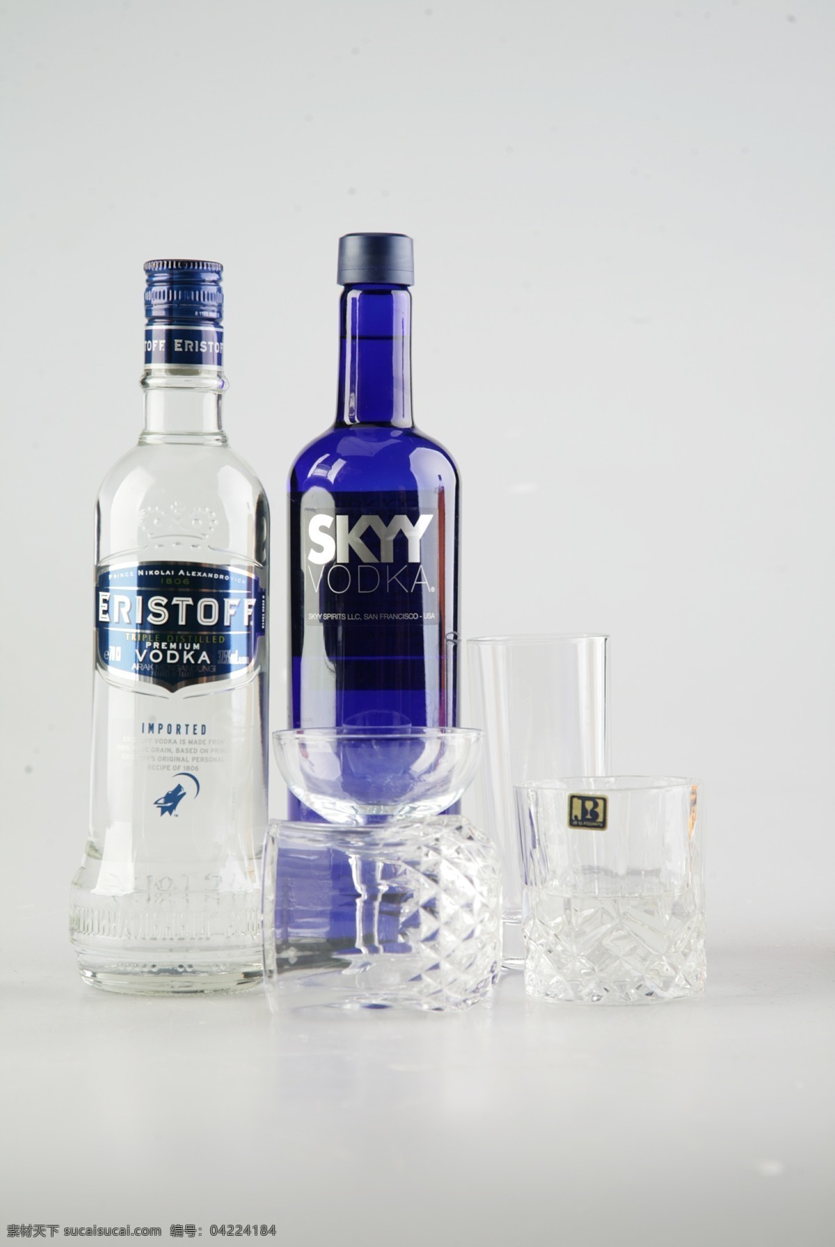 酒瓶 杯子 餐饮美食 饮料酒水 酒瓶与杯子 蓝色瓶子 透明瓶子 透明杯子 矢量图 日常生活