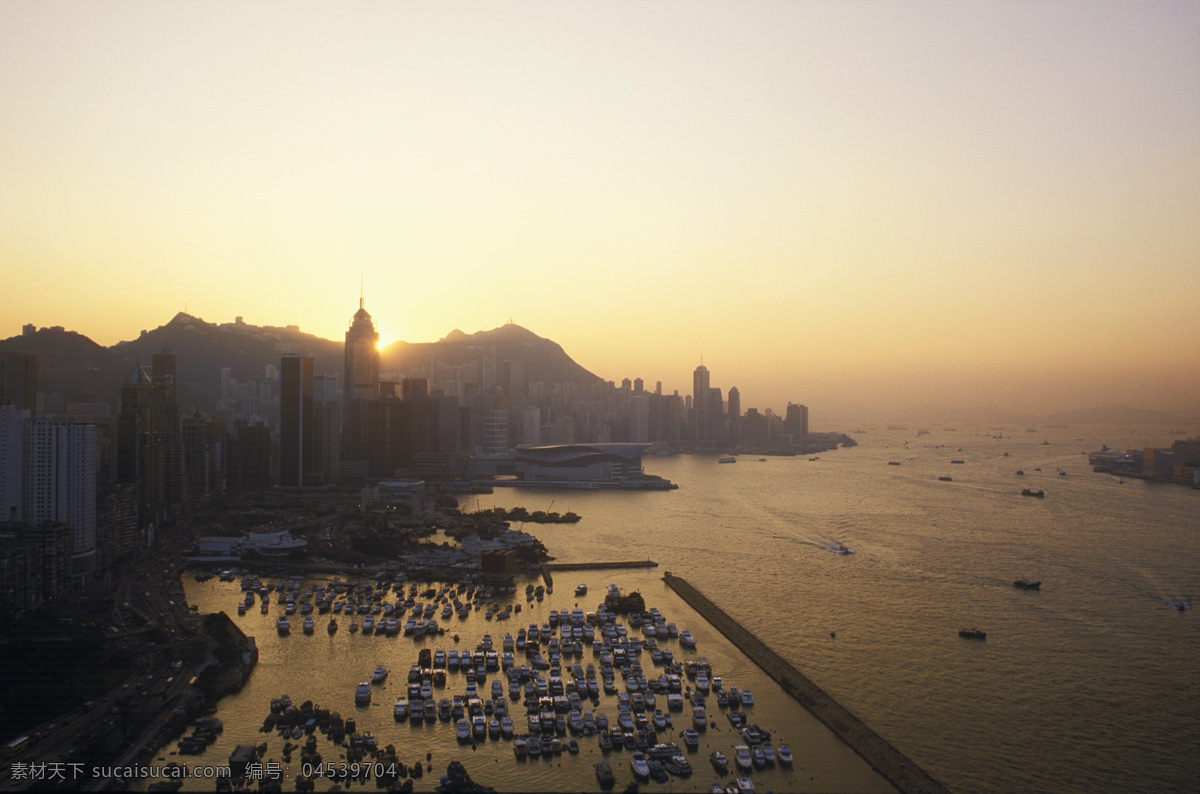 清晨 时 香港 城市 风光 城市风光 高楼大厦 建筑 风景 繁华 繁荣 早上 朝霞 朝阳 大海 海面 船只 摄影图 高清图片 环境家居