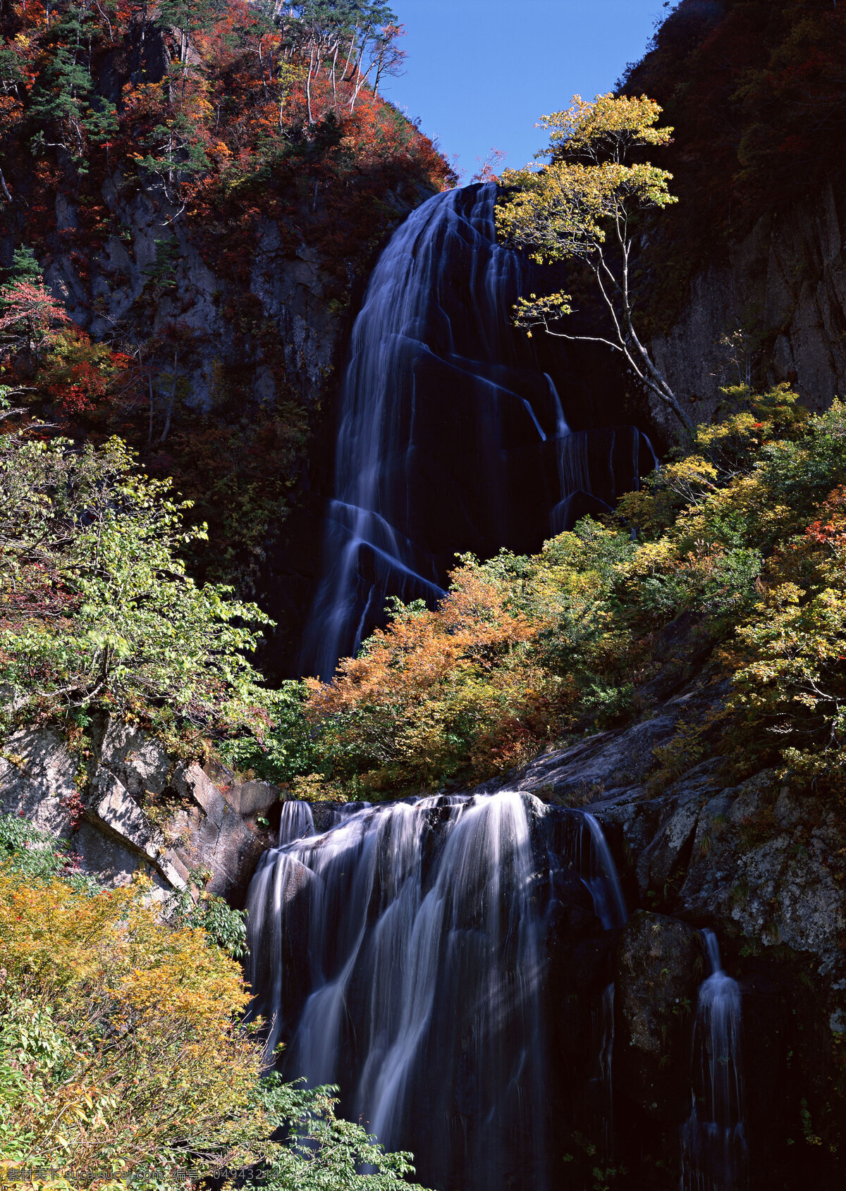 自然 风景 瀑布 水花 水雾 溅出 湍急 急流 岩石 水涧 自然风景 自然景观 黑色