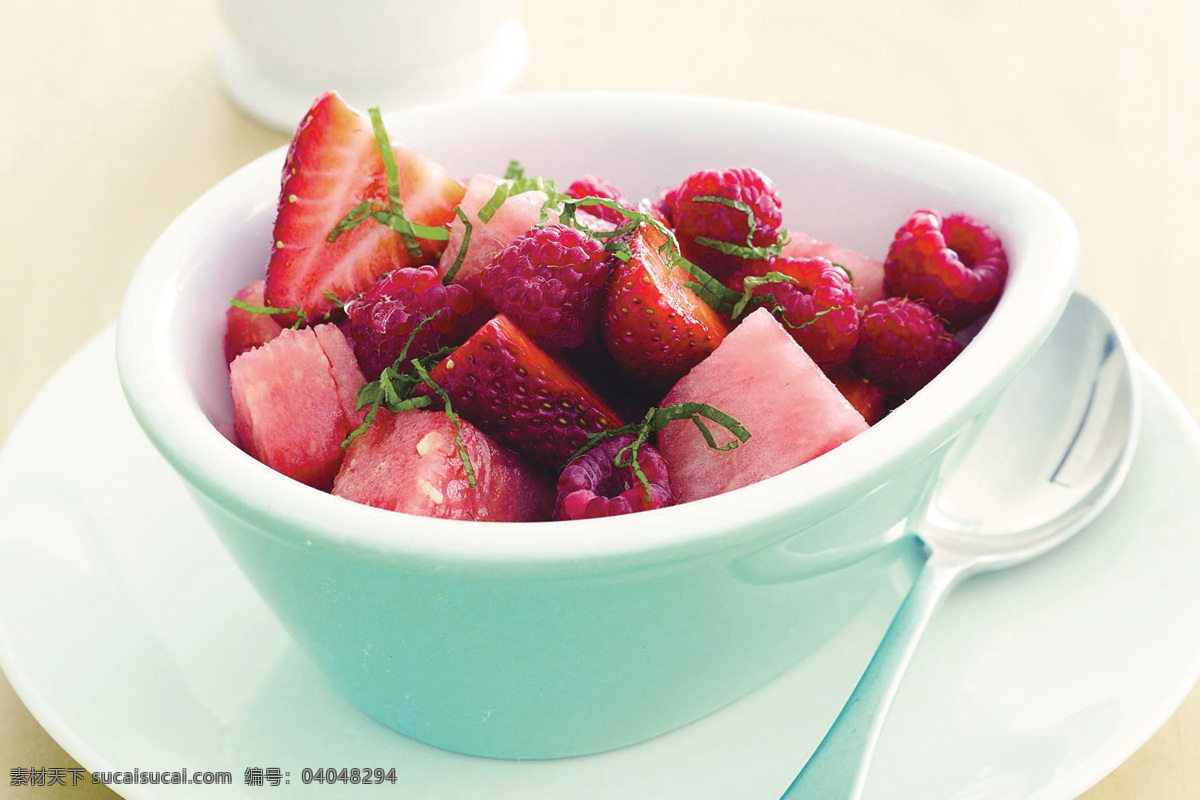 草莓 沙拉 美食 勺子 杯子 新鲜水果 水果摄影 果实 蔬菜图片 餐饮美食