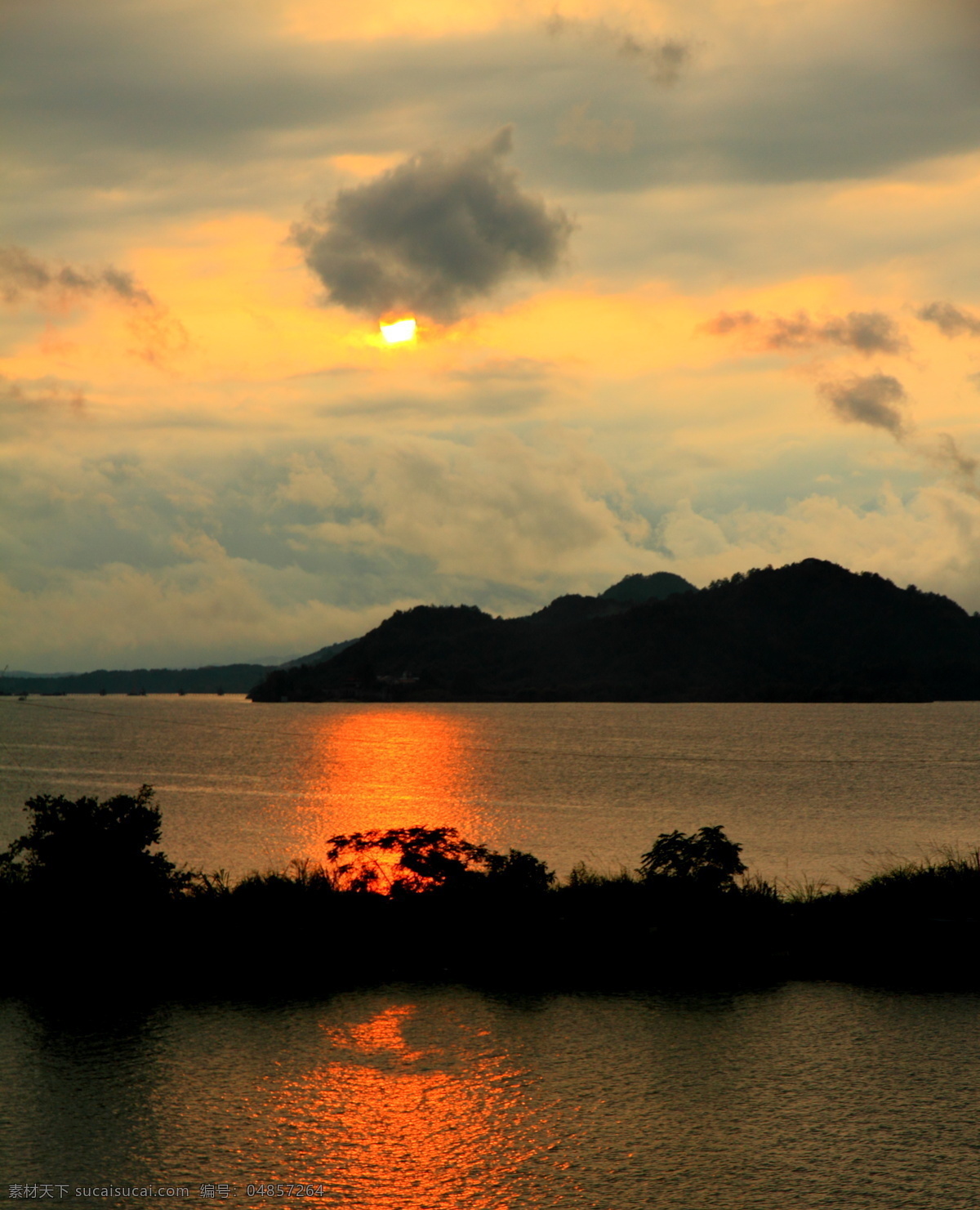 夕阳下的湖 湿地 水域 沼泽 湖水 倒影 湿地风光 生态系统 自然景观 湿地植物 湿地素材 湿地公园 湿地生态公园 农耕湿地 文化湿地 国家湿地公园 河流 田园风景 风景名胜 黑色