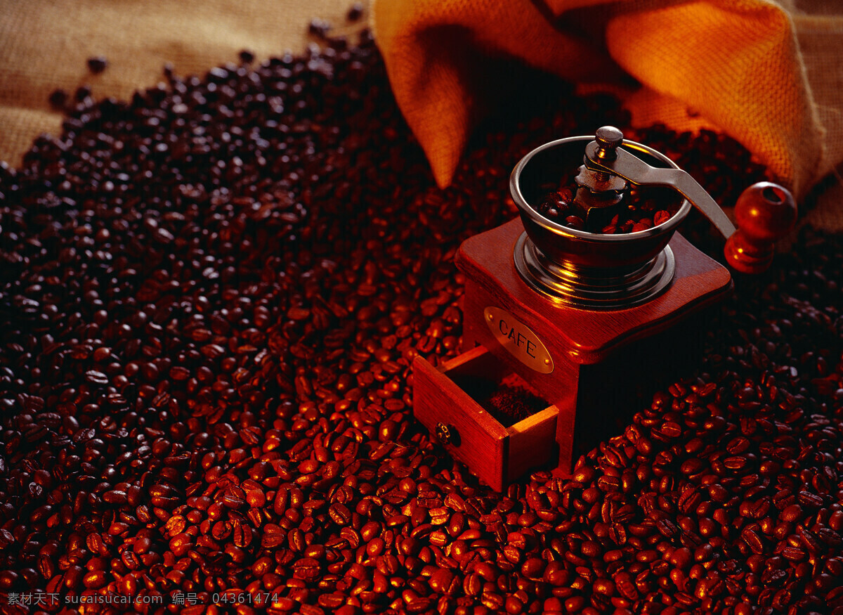 咖啡豆 粉碎机 一堆咖啡豆 颗粒 果实 饱满 许多 很多 搅拌机 搅拌 打碎 coffee 麻袋 包装 铺垫 高清图片 咖啡图片 餐饮美食