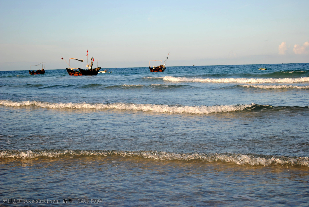 白云 船只 大海 海边 海边美景 海面 海水 海滩 小船 小船与大海 蓝天 浪花 云霞 蓝海水 自然景观 自然风景 旅游摄影 psd源文件