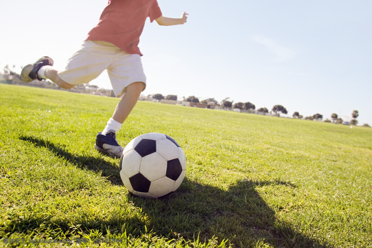 踢 足球 男孩 外国儿童 孩子 小孩 可爱孩子 踢足球 儿童图片 人物图片