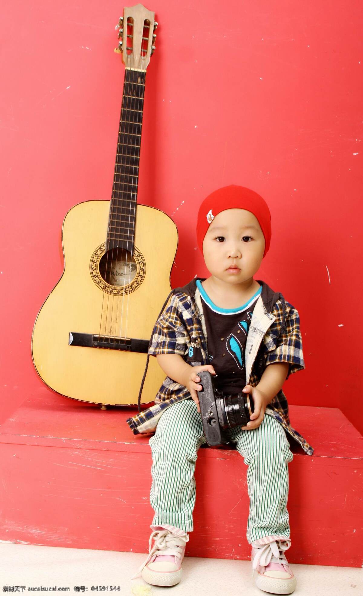 韩 版 酷 男孩 儿童幼儿 人物图库 韩版酷男孩 吉他 相机 宝宝 帅气男孩 psd源文件