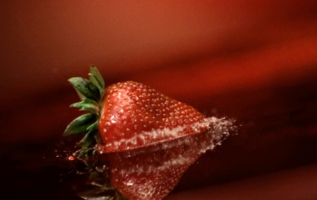 入 水 瞬间 草莓 红色 水果 入水的瞬间 视频 实拍视频
