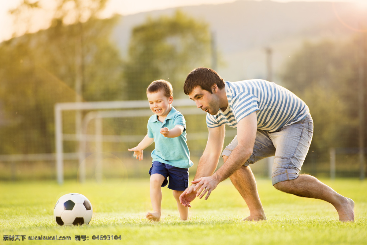 草地 上 踢 足球 父子 生活人物 草坪 足球场 人物图片
