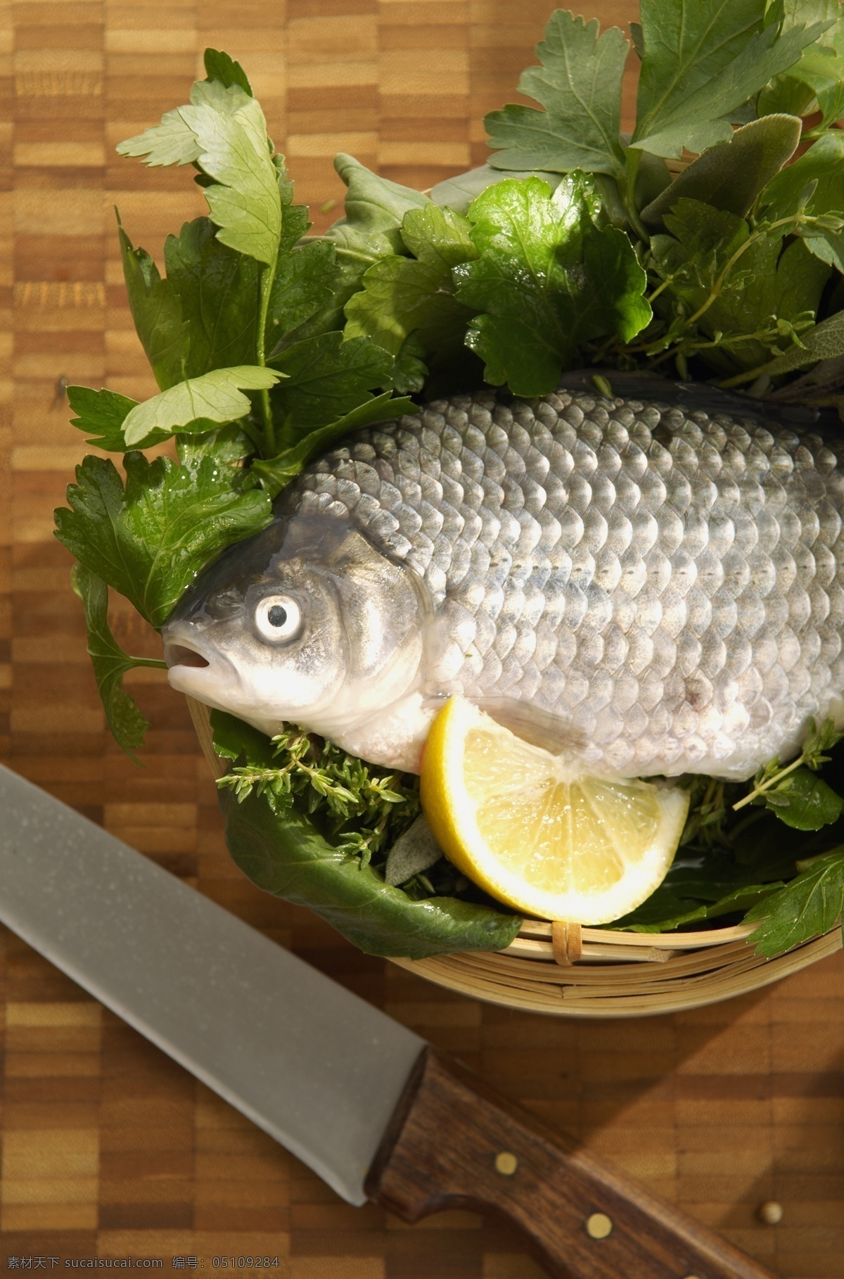 水产品 摄影图片 鱼肉 鱼 食材 食物原料 餐饮美食 美食 蒸笼 刀 香菜叶 食材原料