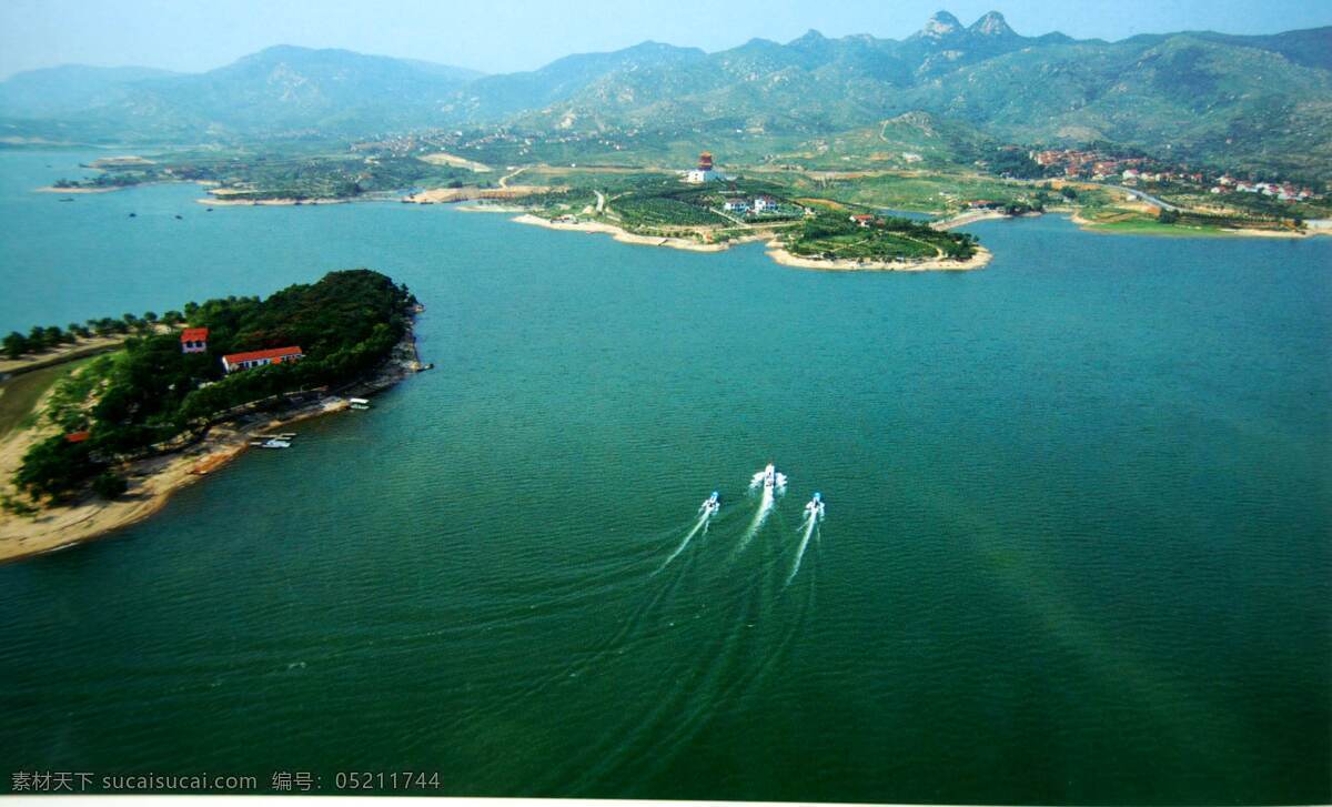 水库全景 湖水 树林 草地 游艇 山峦 山水风景 自然景观