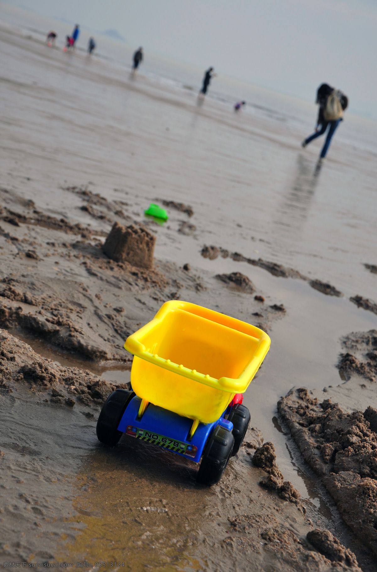 沙滩 玩具 国内旅游 海边 旅游摄影 厦门 沙滩玩具 翻斗车 玩沙子 psd源文件