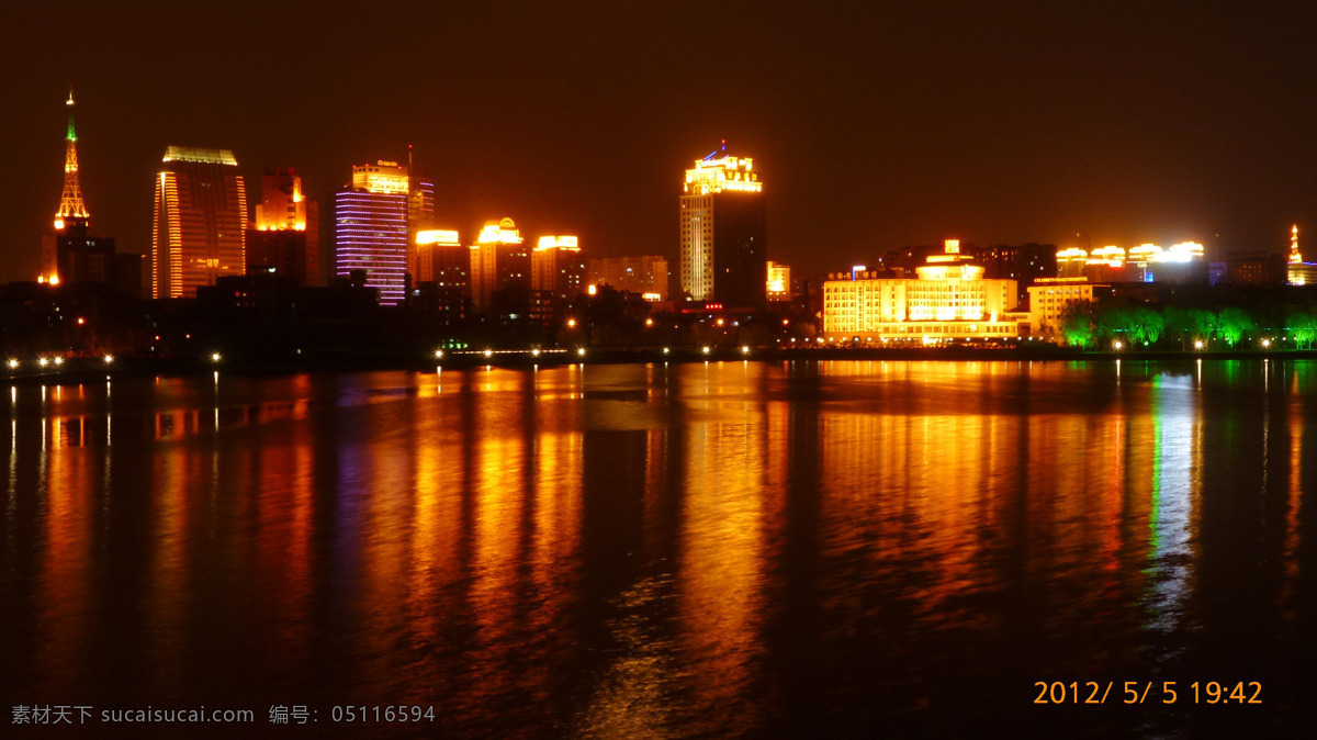 倒影 湖水 建筑园林 景观灯 五颜六色 夜景 园林建筑 南湖 南湖夜景 长春南湖 楼形灯 装饰素材 灯饰素材