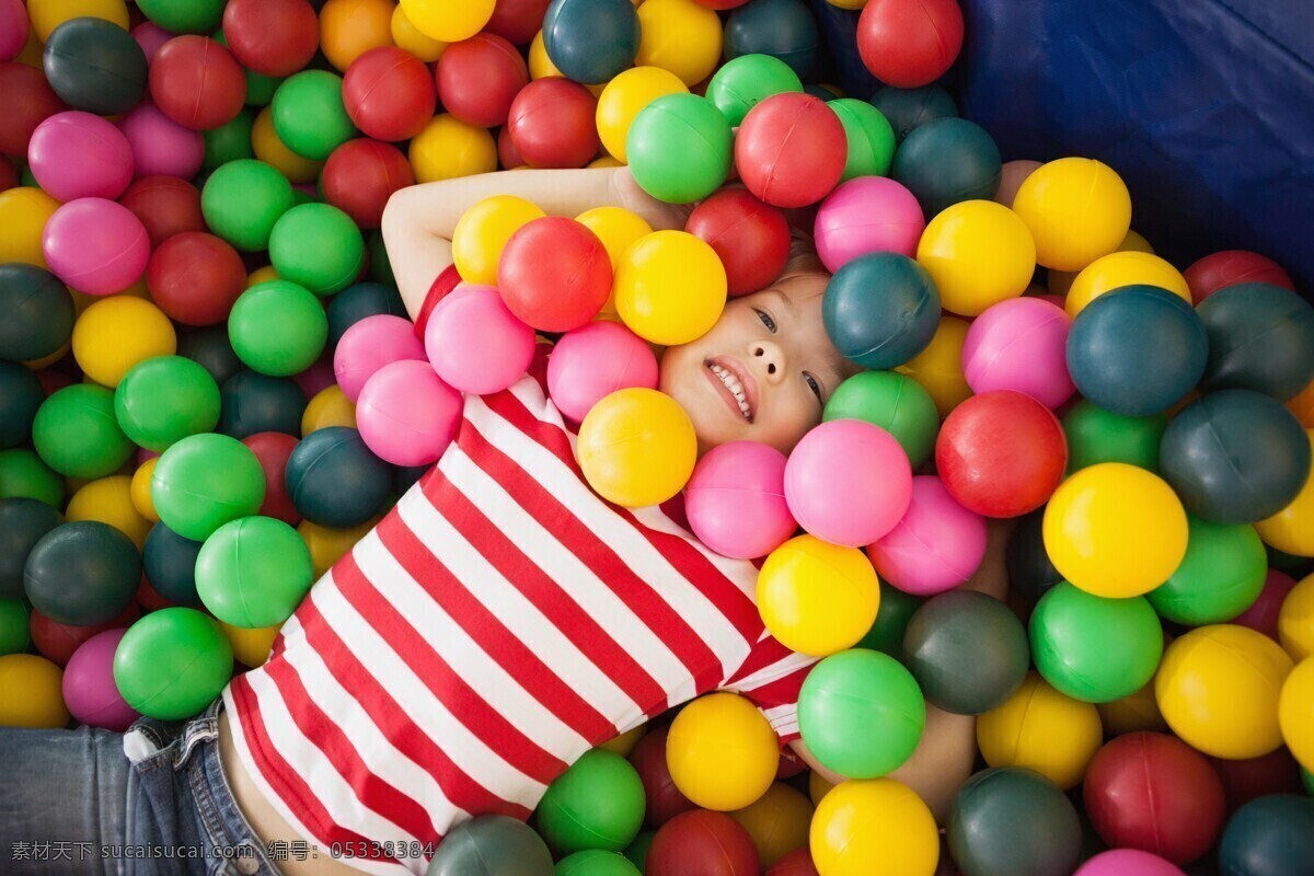 躺 彩色 球 里 小女孩 快乐的儿童 小朋友 快乐儿童 儿童幼儿 儿童摄影 儿童图片 人物图片