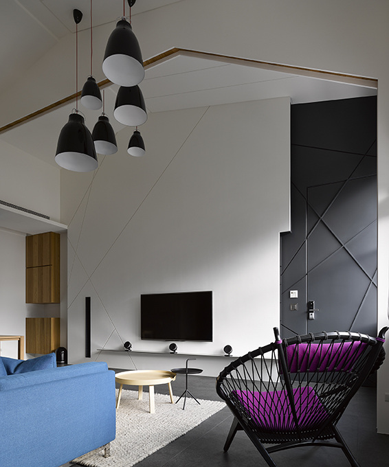现代 时尚 客厅 黑色 半圆 吊灯 室内装修 效果图 客厅装修 浅色地毯 暗色地板 蓝色沙发