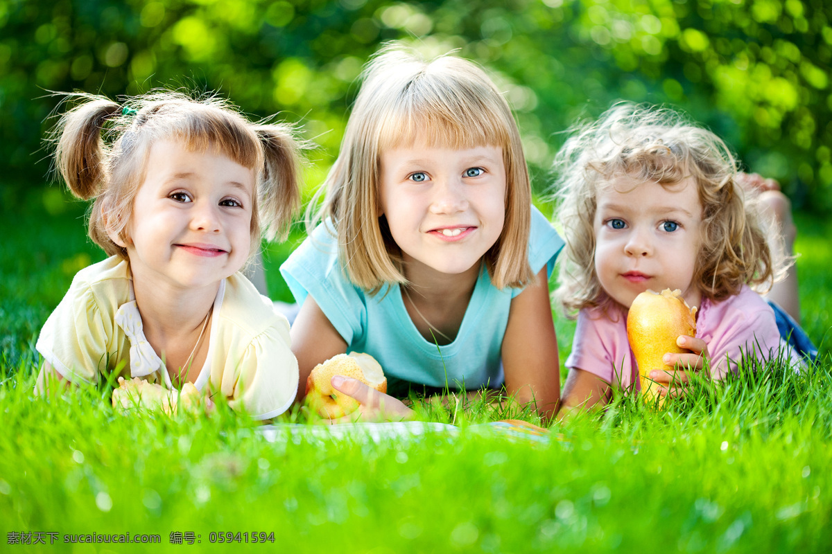 趴在 草坪 上 小伙伴 朋友 儿童幼儿 水果 儿童图片 人物图片