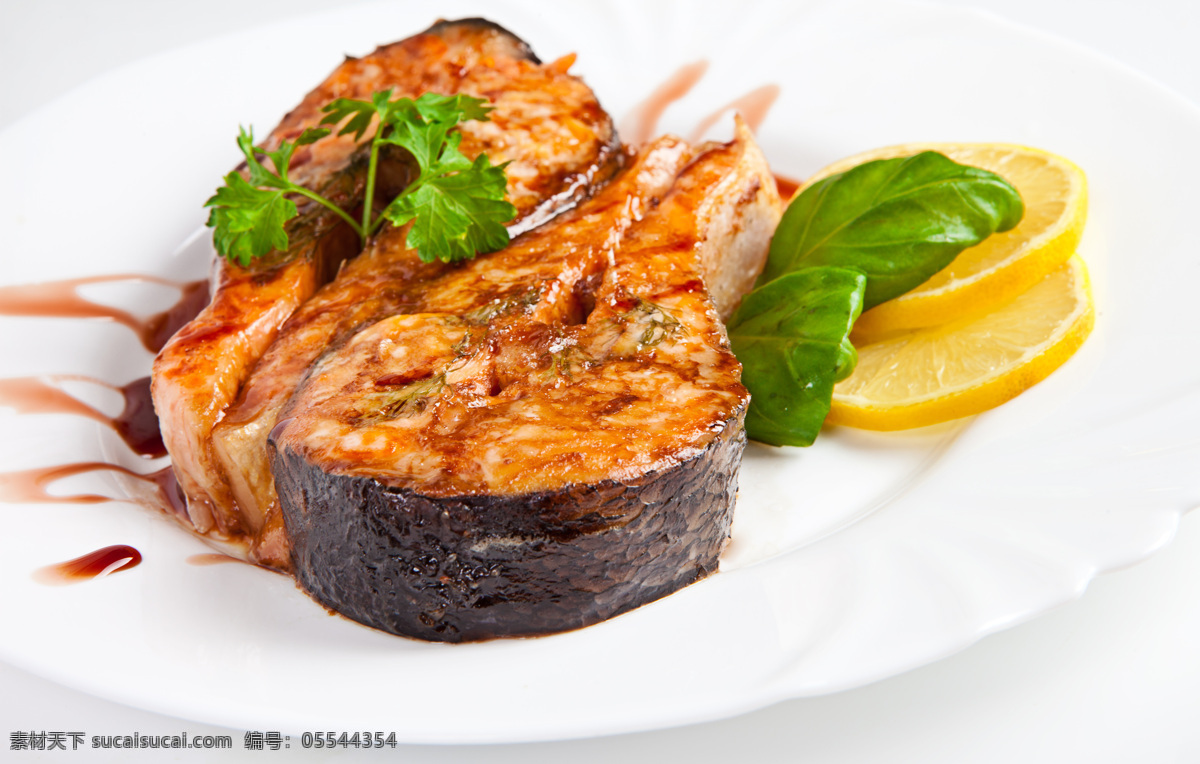 烤鱼 柠檬 美味烤鱼 鱼肉 美食 美味 盘子 外国美食 餐饮美食