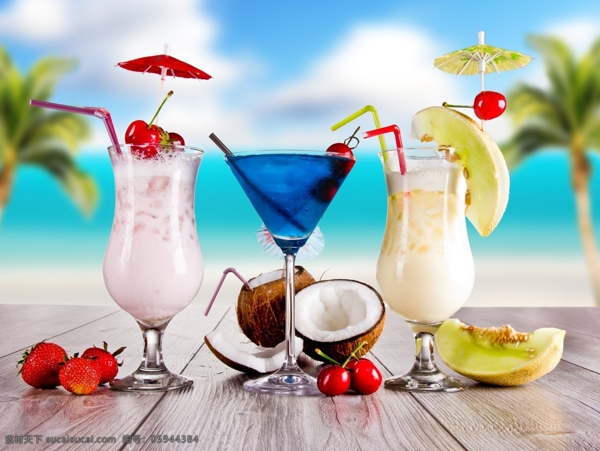 果汁 水果 鸡尾酒 高脚杯 海边 海滩 热带 夏天 蓝天 白云 椰子树 夏季 草莓 椰子 椰汁 哈密瓜 樱桃 冰块 冷饮 夏天来了 餐饮美食 饮料酒水