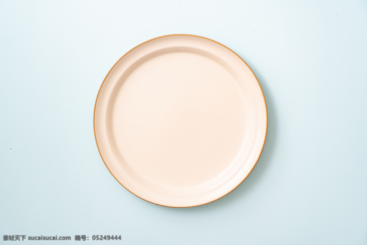 一个空白餐盘 盘子 空盘子 厨具 摄影图 产品摄影 实物摄影 生活百科 生活素材