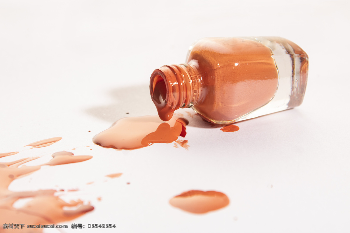 倒 出来 指甲油 商用 甲油胶 化妆品 摄影图 橙色 美甲 广告 照片