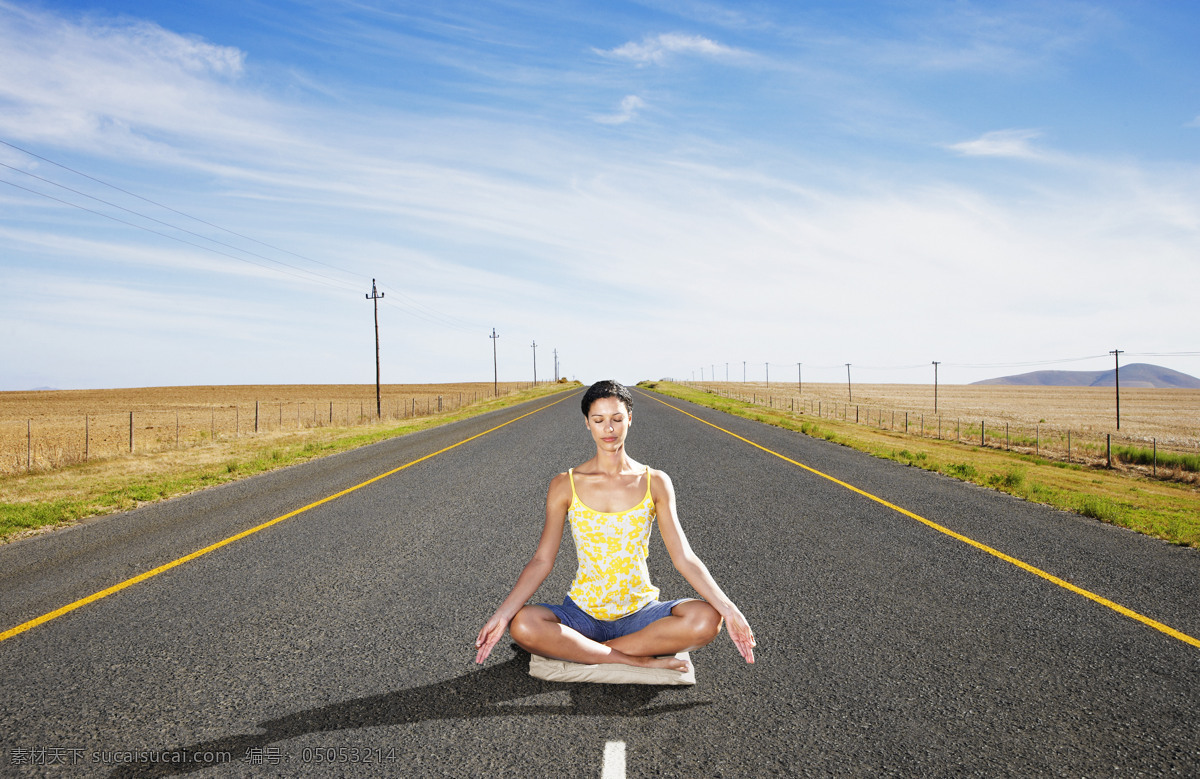 马路 上 做 瑜伽 女人 户外 户外生活 人物 公路 宽阔 延伸 运动 闭眼 盘膝而坐 生活人物 人物图片