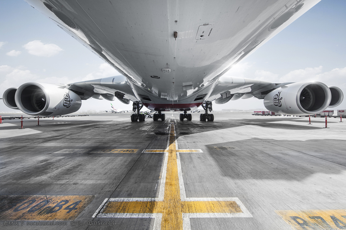 客机 boeing 飞机 机场 波音747 波音 机身 起落架 引擎 机翼 天空 跑道 起飞 大型客机 现代科技 交通工具