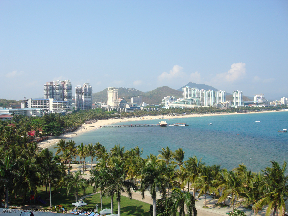 草地 大海 高楼 海南 海滩 老外 绿化 三亚 大东海 景区 沙滩 椰子树 椰林 山 沙滩椅 山水风景 自然景观 psd源文件