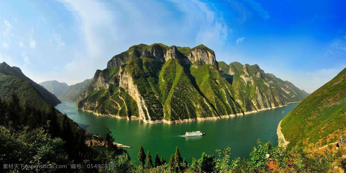 长江 三峡 山清水秀 江水 河湾道 游船 大山 峭壁 绿色植被 蓝天白云 自然景观 自然风景