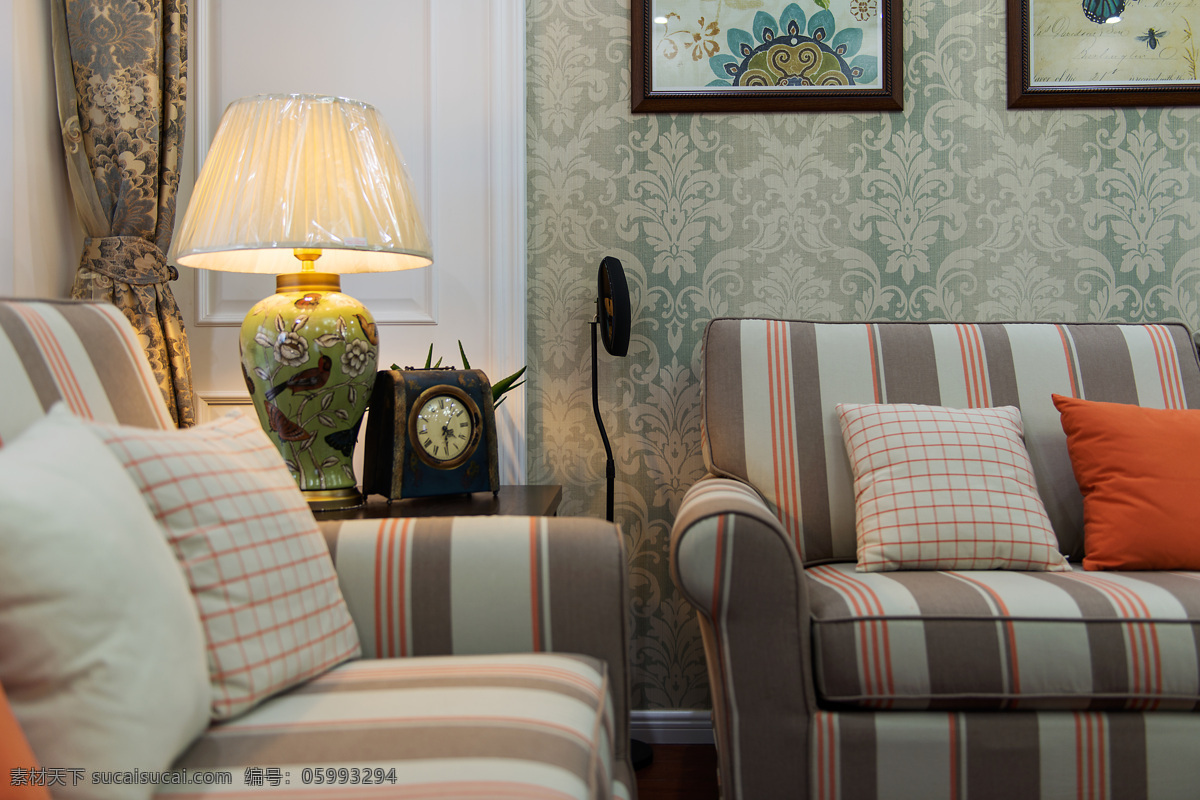 田园 温馨 客厅 条纹 沙发 室内装修 效果图 客厅装修 绿色 花纹 背景 墙 浅色台灯 条纹沙发