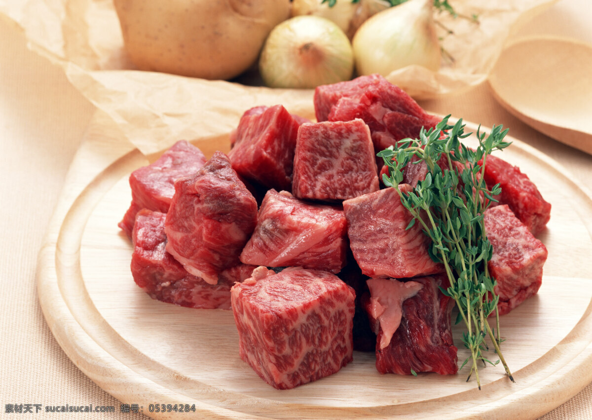 菜板 上 牛肉 肉 食物 餐饮美食 美味 可口 肉类 新鲜 蔬菜 食材原料