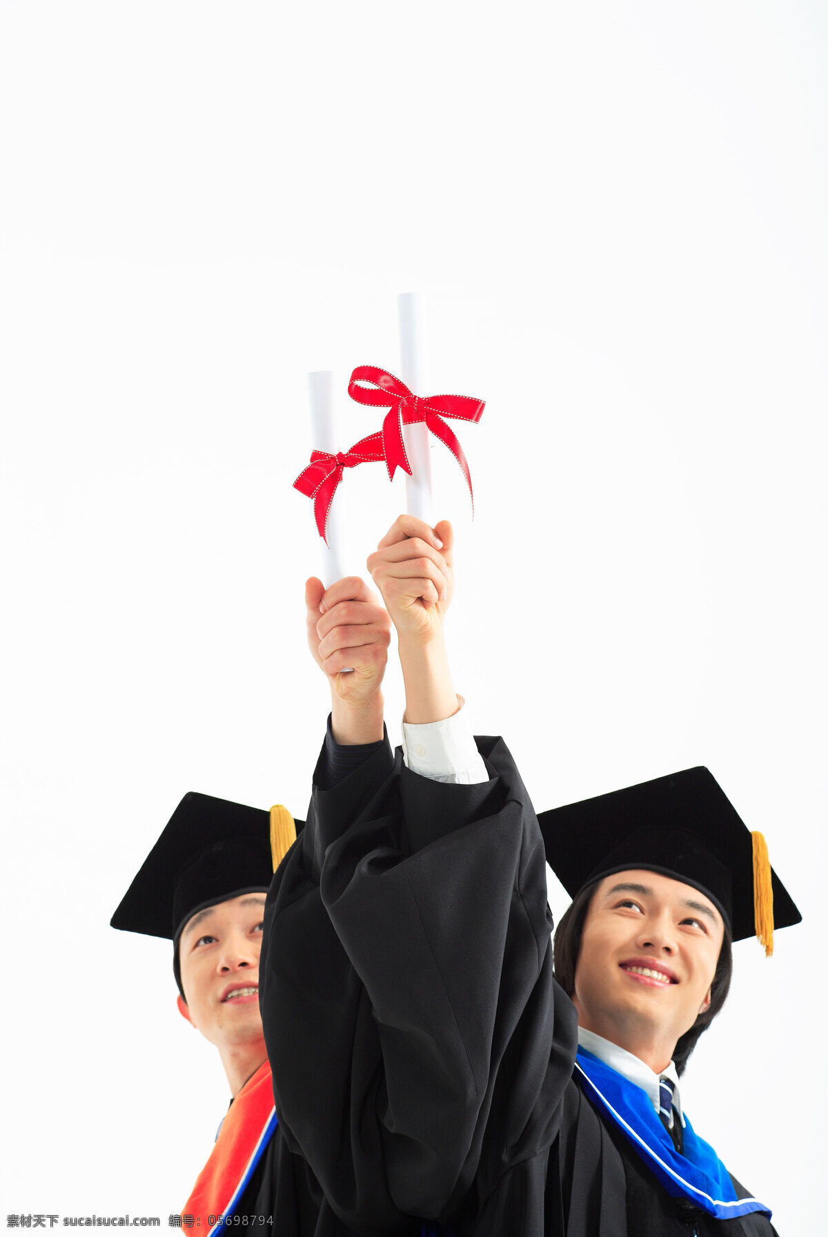 举 毕业 证书 两个 博士 男人 学生 服装 博士服 博士帽 微笑 开心 并肩 亲密 同学 朋友 友情 举手 自信 阳光 资料 毕业证书 高清图片 生活人物 人物图片