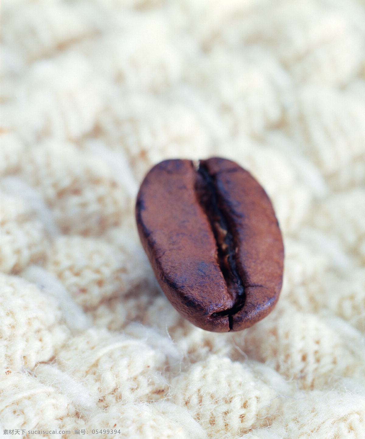 毛毯 上 咖啡豆 特写 颗粒 饱满 褐色 杯子 咖啡 咖啡原料 高清图片 咖啡图片 餐饮美食