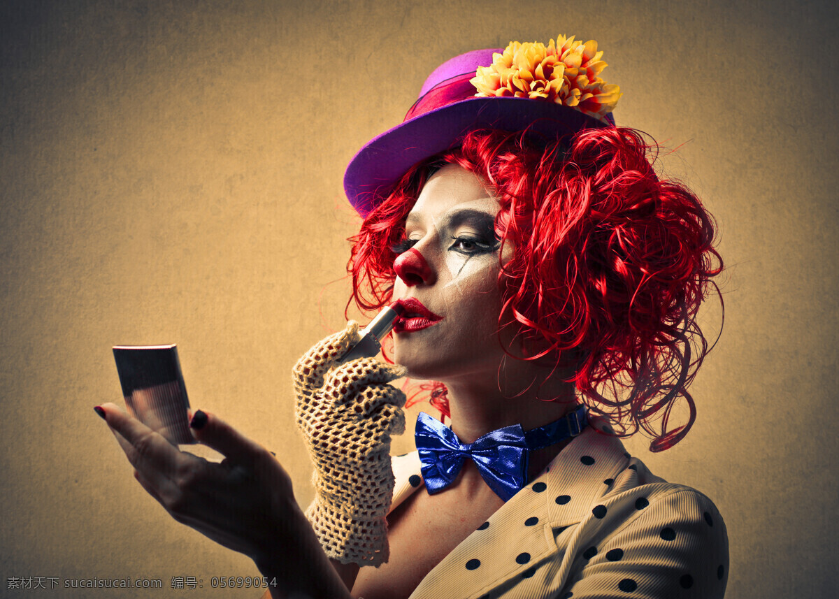 镜子 涂 口红 小丑 人物 化妆 红色头发 生活人物 人物图片