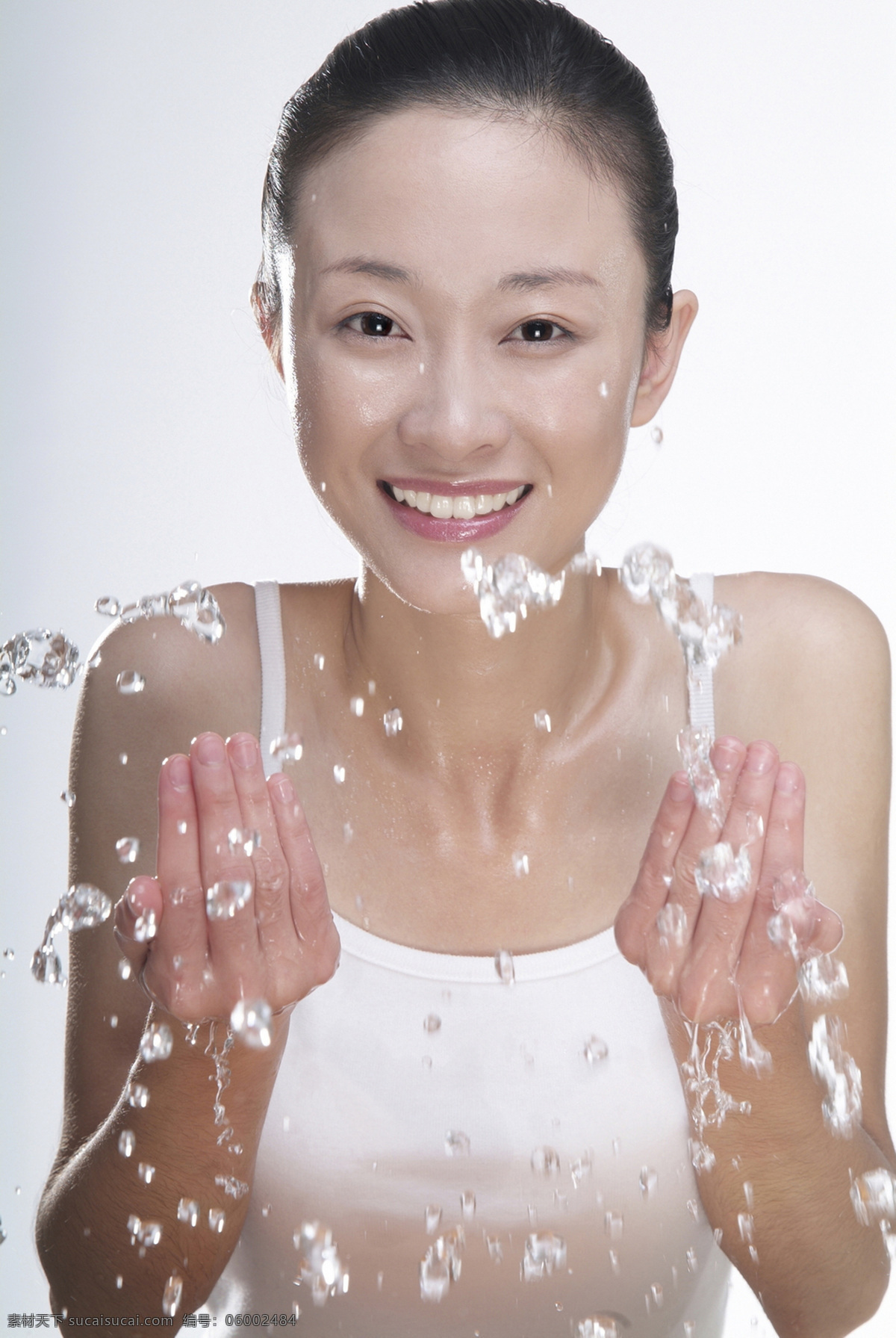洗脸的女人 洗脸 洗面奶 水 捧着水 微笑 健康的 身体保养 美容 女性女人 人物图库