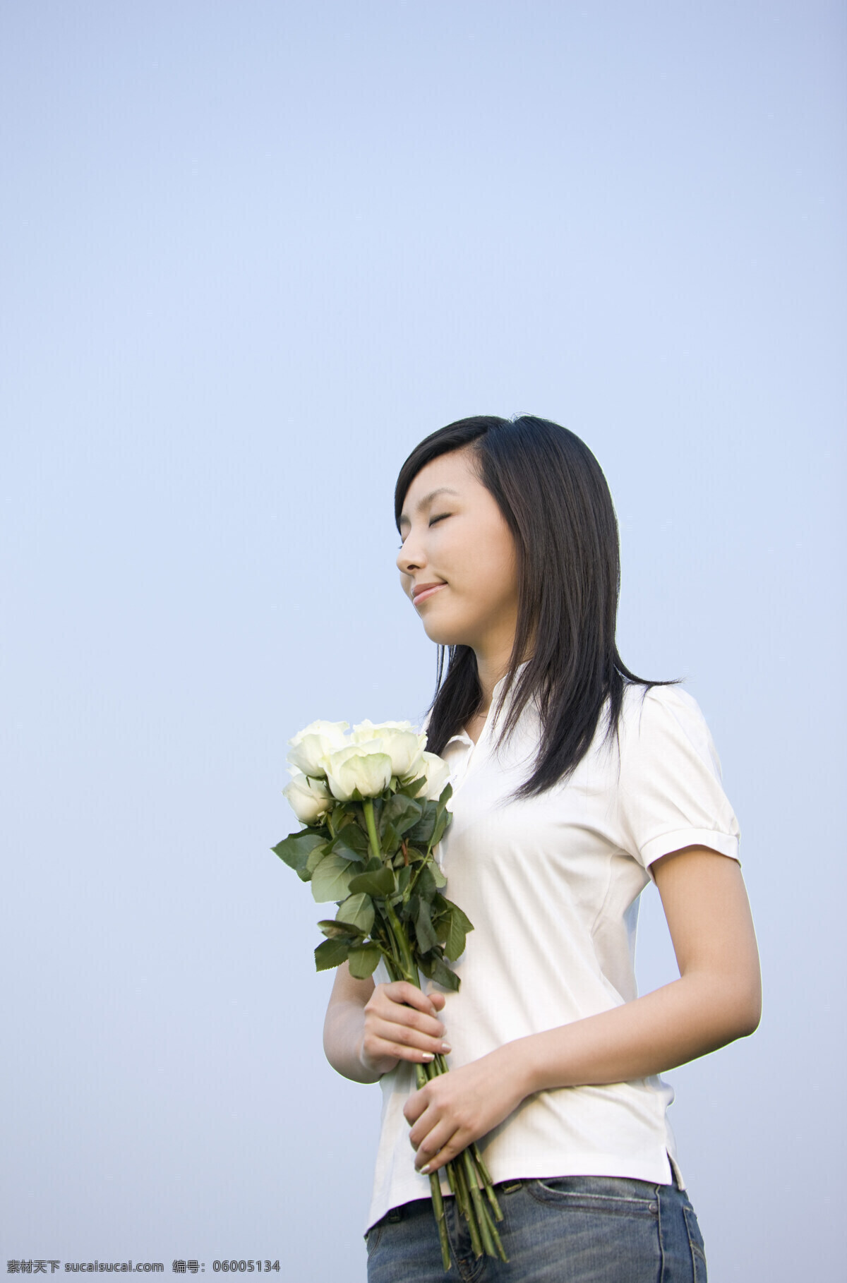 手 捧 鲜花 漂亮 女孩 活力青年 花朵 白玫瑰 白色t恤 牛仔裤 天空 绿叶 青春 少女 大学生 漂亮女孩 可爱 手势 拿着 手拿花 同学 高清图片 生活人物 人物图片