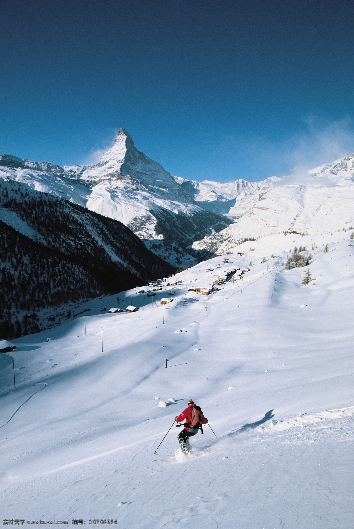 雪地 上 滑雪 运动员 高清 冬天 雪地运动 划雪运动 极限运动 体育项目 下滑 速度 运动图片 生活百科 雪山 美丽 雪景 风景 摄影图片 高清图片 体育运动 蓝色