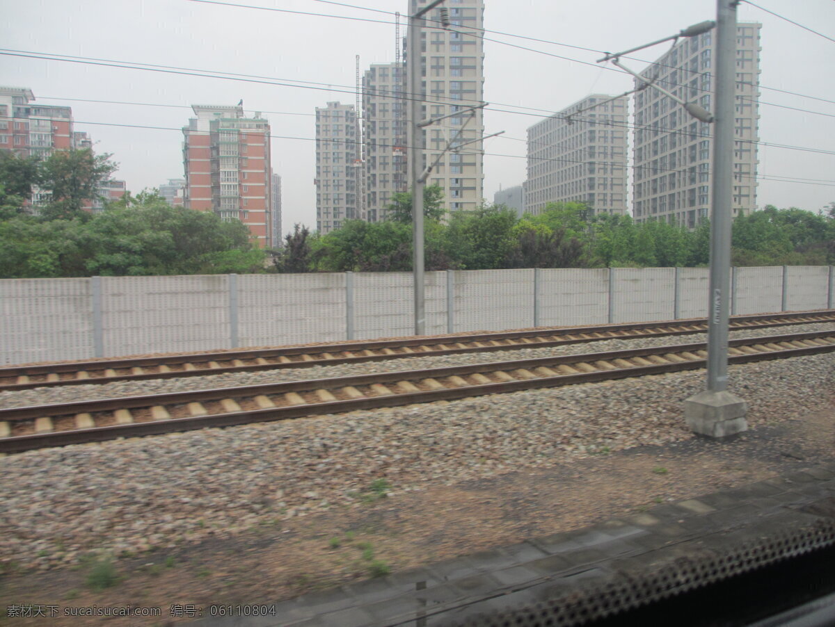 高铁站 和谐号 火车站建筑 火车 列车 铁轨 动车组 隔音屏 旅游摄影 国内旅游 灰色