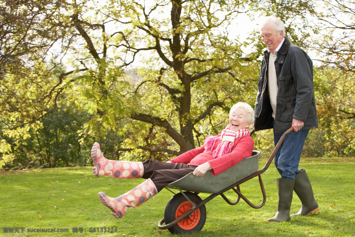 坐在 独轮车 里 老人 开心的老人 晚年 老年生活 夫妇 老人图片 人物图片