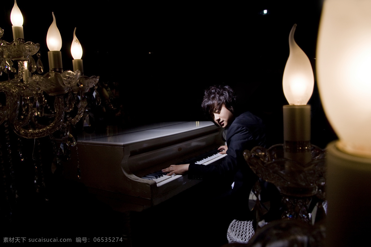 吊灯 钢琴 广州 男性男人 拍摄 人物图库 广州拍摄 黄忠 忧郁 忧郁的钢琴 琴凳 psd源文件